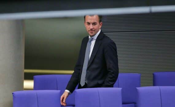 Porträt von Bastian Ernst (CDU), Archivfoto; Bezug zu NATO Artikel 4 nach Sprengstoffdrohnenfund.