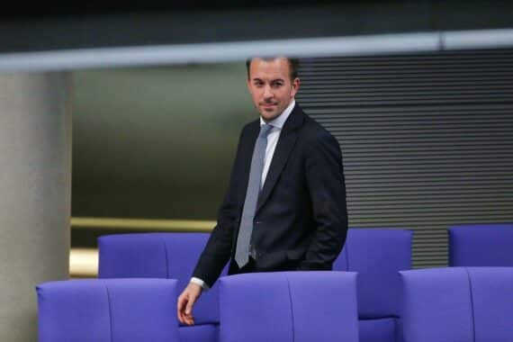 Porträt von Bastian Ernst (CDU), Archivfoto; Bezug zu NATO Artikel 4 nach Sprengstoffdrohnenfund.