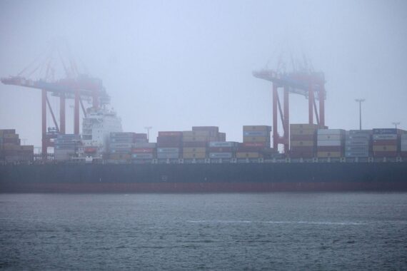 Containerschiff im Hafen Wilhelmshaven, Hinweis auf Deutschlands Exportwachstum im 2. Quartal 2026.