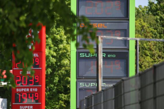 Tankstelle im Archiv; Sahra Wagenknecht fordert Halbierung der Spritsteuer und staatlichen Preisdeckel.