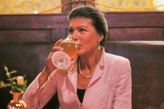 Sahra Wagenknecht im Porträt (Archivfoto), kritisiert Bundesregierung und ordnet Teile als rechtsextrem ein.