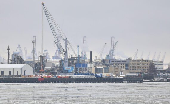 Hamburg Hafen (Archiv): Containerumschlag, im Hintergrund Schiffe, Streikankündigung von Verdi.