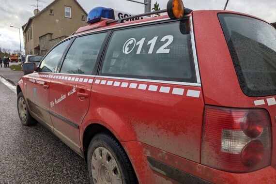 Feuerwehr-Archivaufnahme: Rauch, Waldbrand-Einsatzkräfte, Evakuierungswarnung in Rheinland-Pfalz (Landkreis Mayen-Koblenz).