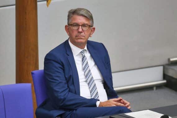 Wolfram Weimer (Archiv) vor dem Hintergrund kultureller Symbole, Warnung vor AfD-Rechtsaußen.