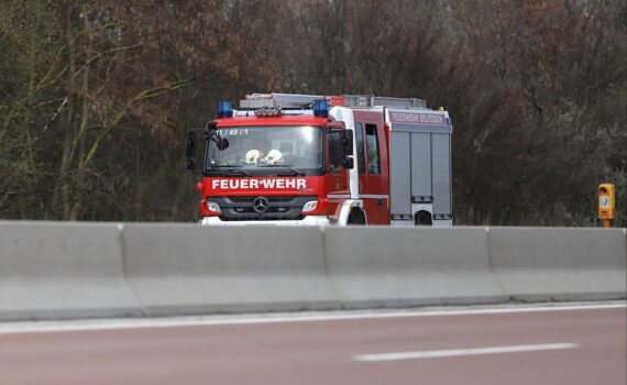 Feuerwehr im Waldbrand-Kontext, Hinweis auf Evakuierung wegen Waldbrand im Hohen Venn (Belgien).