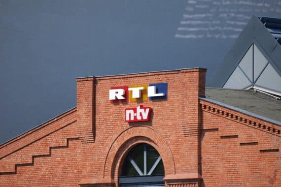 RTL-n-tv Archivfoto: Evakuierung Köln-Deutz wegen US-Weltkriegsbombe im Rhein, mobile Studios außerhalb.