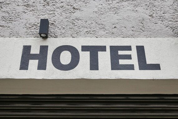 Hotel-Archivfoto: Gästezimmer/Hotelbetrieb in Rheinland-Pfalz, Perspektive auf schwächeren Juni-Tourismus.