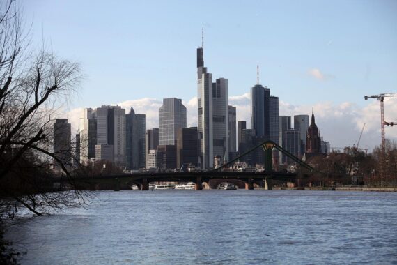 Frankfurter Skyline bei heiterem Wetter über Hessen, Sonne verbreitet, trocken und warm.