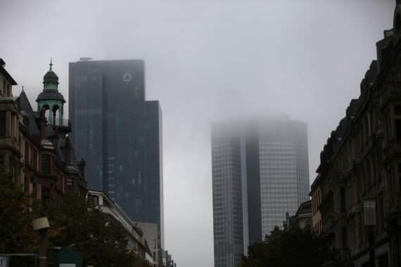 Frankfurter Bankentürme im Nebel (Archiv) – düstere Stimmung, später bewölkter Himmel in Hessen.