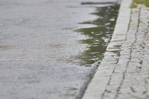 Regenwetter in Sachsen: stark bewölkter Himmel, schauerartiger, teils gewittriger Regen (Archivfoto).