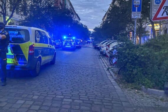 Polizei am Einsatzort in Berlins Graefestraße nach Schüssen, Großaufgebot im Graefekiez.