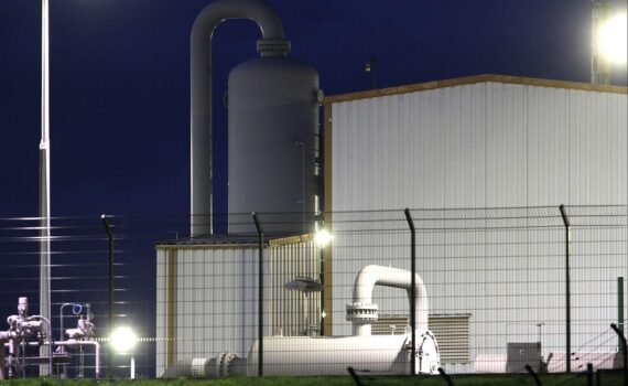 Gasspeicher (Archiv) mit sichtbaren Leitungen, zugehöriges Wartungs- bzw. Speicheranlagen-Szenario.