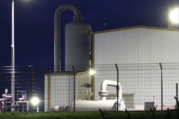 Gasspeicher (Archiv) mit sichtbaren Leitungen, zugehöriges Wartungs- bzw. Speicheranlagen-Szenario.