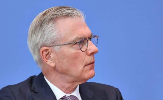 Porträt von Martin Werding (Archiv), Ökonom und Rentenexperte, vor Hintergrund zum Regierungsreform-Thema.