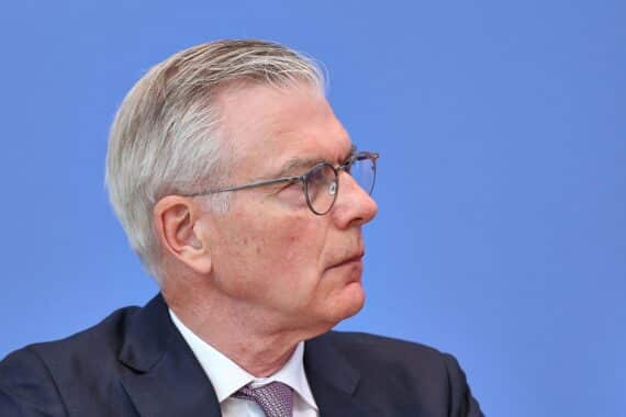Porträt von Martin Werding (Archiv), Ökonom und Rentenexperte, vor Hintergrund zum Regierungsreform-Thema.