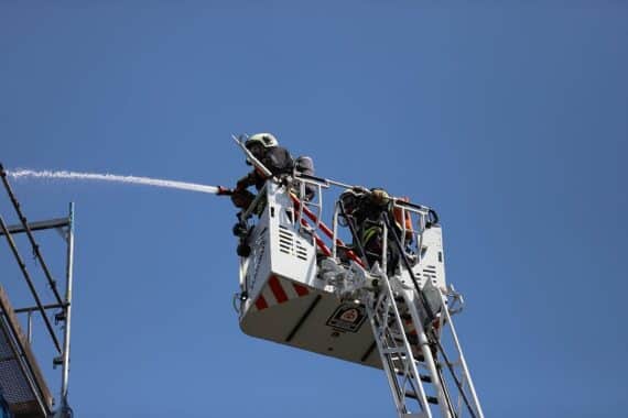 Feuerwehr im Einsatz an einer Straße nach Wohnungsbrand in Detmold-Heiligenkirchen (Archivfoto).