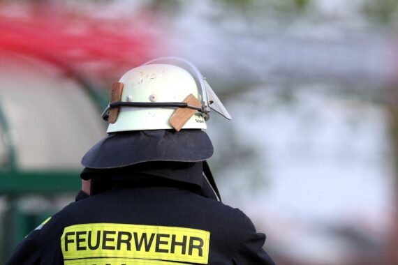 Wohnwagen steht in Vollbrand auf Parkplatz an der A3; Feuerwehrlöscharbeiten im Einsatz, Archivfoto.