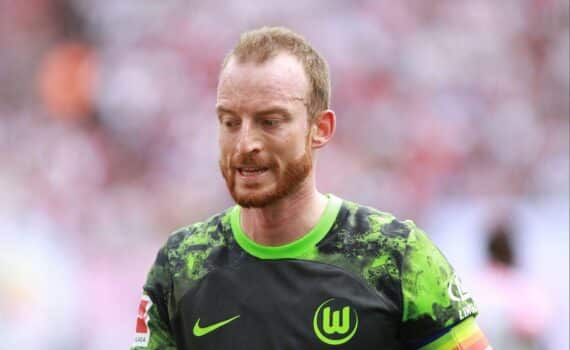 Maximilian Arnold (VfL Wolfsburg) im Fokus, während das DFB-Pokalspiel gegen VSG Altglienicke im Hintergrund steht.
