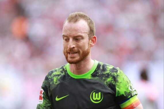 Maximilian Arnold (VfL Wolfsburg) im Fokus, während das DFB-Pokalspiel gegen VSG Altglienicke im Hintergrund steht.