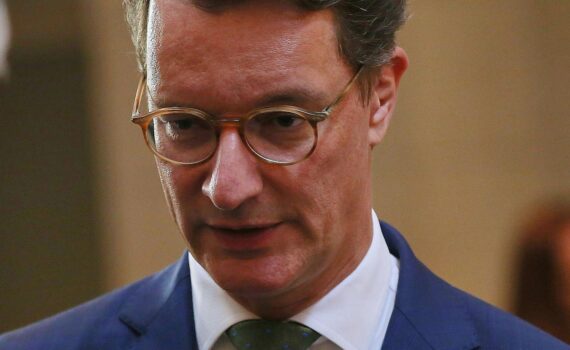 Ministerpräsident Hendrik Wüst spricht zu Waldbrand-Einsatz im Hürtgenwald, mit Feuerwehren und schwerem Gerät.