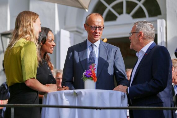 Jörg Dittrich fordert Senkung der Lohnnebenkosten; Handwerksverbands-Foto mit weiteren Politikern.
