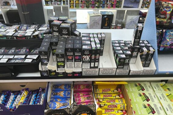 Zoll beschlagnahmte unversteuerte E-Zigaretten und Tabakwaren im Kiosk-Thekenbereich (Archivfoto).