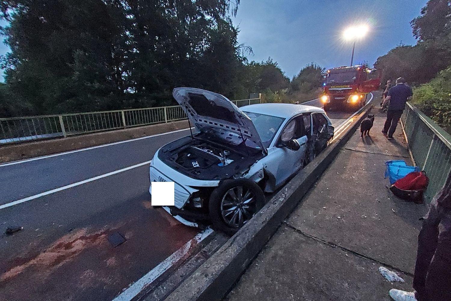 Feuerwehr am Unfallort: Pkw und Lkw kollidieren auf der Rosendahler Straße, Einsatzfahrzeuge und Blaulicht.