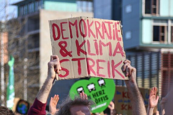 Demo von Fridays for Future: Menschen mit Schildern für konsequenten Klimaschutz und Energiewende.