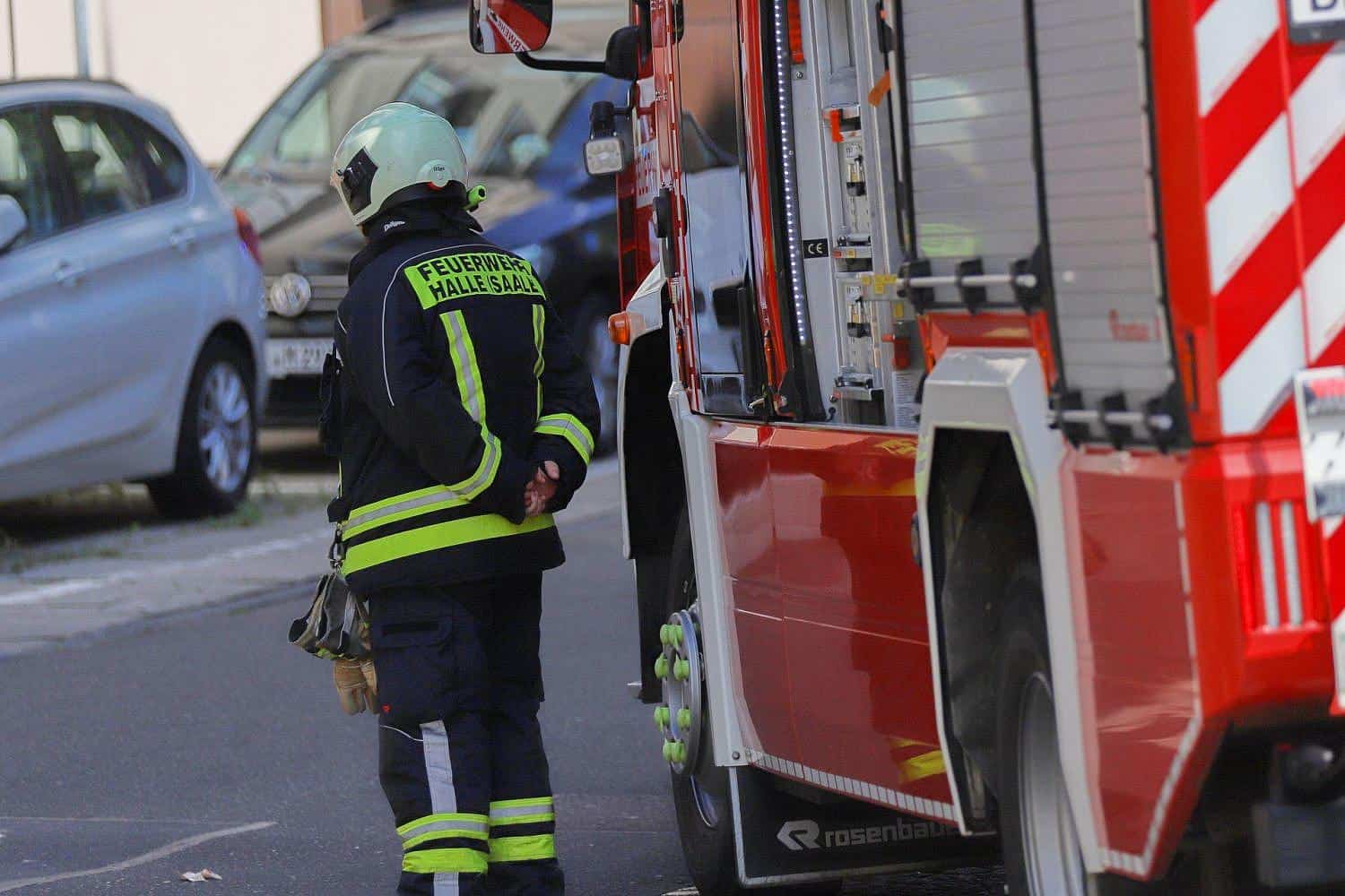 Feuerwehr im Einsatz: brennende Lagerhalle und Vegetationsbrand im Saarland, hunderte Rettungskräfte vor Ort.