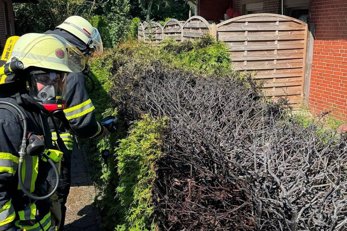 Zwei Heckenbrände nach Abflammarbeiten in Aurich