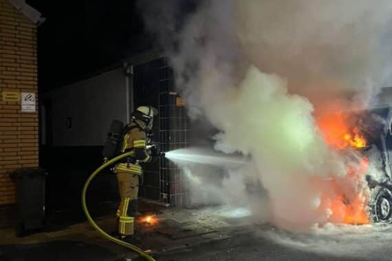 Feuerwehr-Einsatz in Bremerhaven: brennender Kleintransporter droht Wohngebäude zu erfassen (Archiv).
