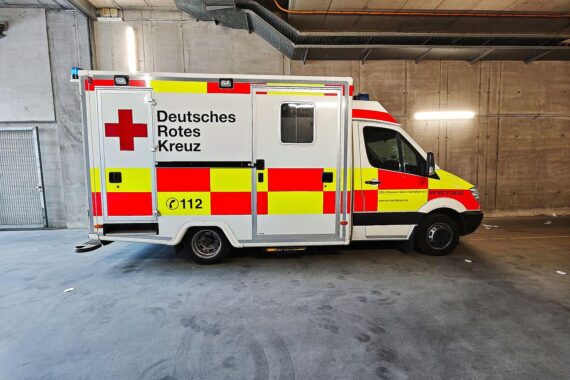 Rettungswagen (Archiv) nach schwerem Unfall am Kreisverkehr bei Jettingen: zwei Schwerverletzte, hohe Schäden.