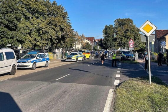 Schulgelände in Gosen-Neu Zittau nach Amoktat: Polizei sichert den Tatort, Rettungsdienst im Einsatz.