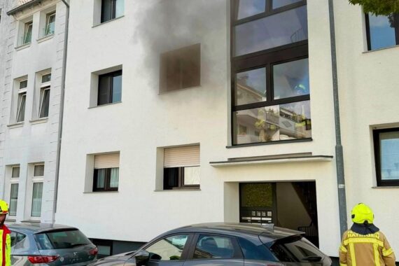 Wohnungsbrand in Ratingen-Lintorf: Feuerwehr vor Gebäude, Rauchmelder-Einsatz, evakuierte Wohnung (Archiv).