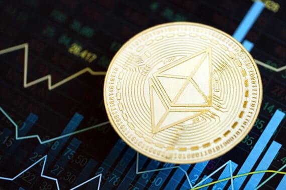 Goldfarbene Ethereum-Symbolmünze auf einem Diagramm