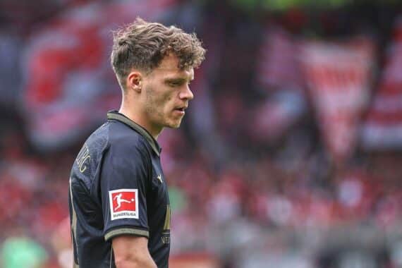 Eintracht Frankfurt verliert: Robin Fellhauer (Archiv) im Fußballkontext, Spiel gegen FC Augsburg.