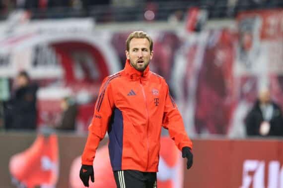 Harry Kane jubelt; Bayern siegen 2:1 gegen Aufsteiger SV Elversberg (Foto: Kane, Archiv).