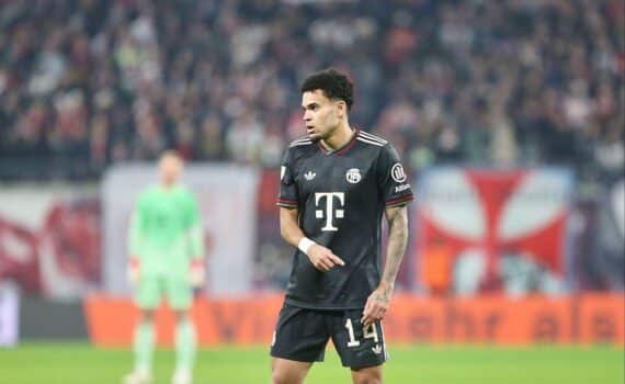 Schalke- und Bayern-Fußballszene: 0:0 im Stadion, Luis Díaz (Archiv), Abwehr und Torhüter im Fokus.