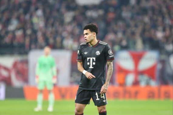 Schalke- und Bayern-Fußballszene: 0:0 im Stadion, Luis Díaz (Archiv), Abwehr und Torhüter im Fokus.
