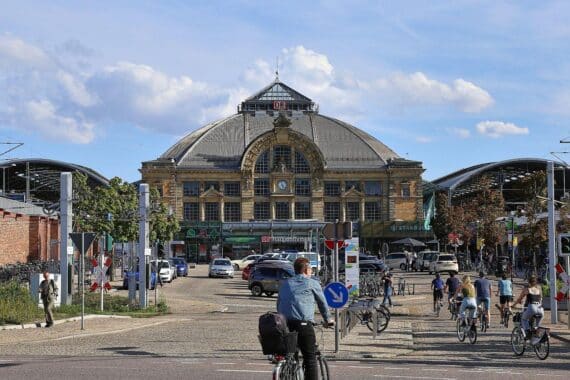 Regionalexpress am Hauptbahnhof Halle (Saale) (Archiv), mit Fußballfans/Schmierereien, Polizei ermittelt nach Sachbeschädigung.