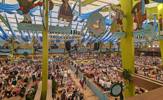 Oktoberfest in München: neuer OB Krause zapft um 12 Uhr das erste Bierfass an. „O' zapft is!“