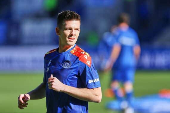 Fußballspiel: Energie Cottbus siegt 3:0 gegen den Karlsruher SC – Tore durch Michelbrink, Pelivan, Butler.