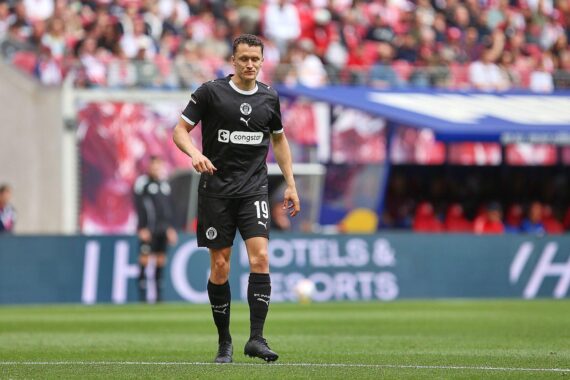 Fußballspiel: Energie Cottbus gegen FC St. Pauli, 1:1; Martijn Kaars erzielt Ausgleich per Kopf.