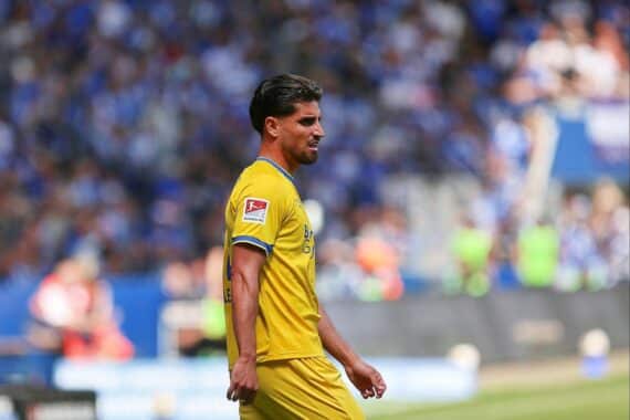 Fußballszene: VfL Osnabrück feiert Heimtriumph 3:1 gegen Eintracht Braunschweig; daneben Hertha BSC 2:1.