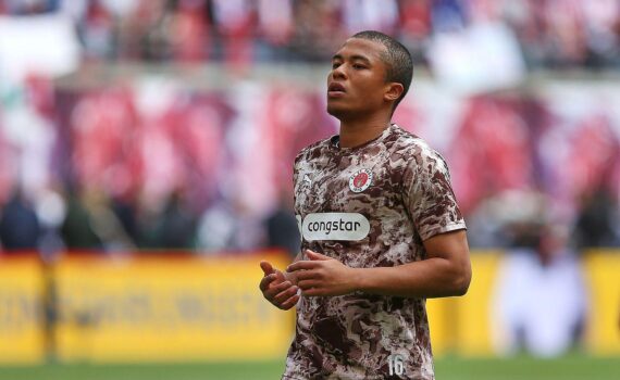 St. Pauli jubelt: Joel Chima Fujita erzielt in der 88. Minute das 1:0 gegen Wolfsburg.