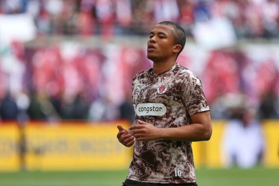 St. Pauli jubelt: Joel Chima Fujita erzielt in der 88. Minute das 1:0 gegen Wolfsburg.