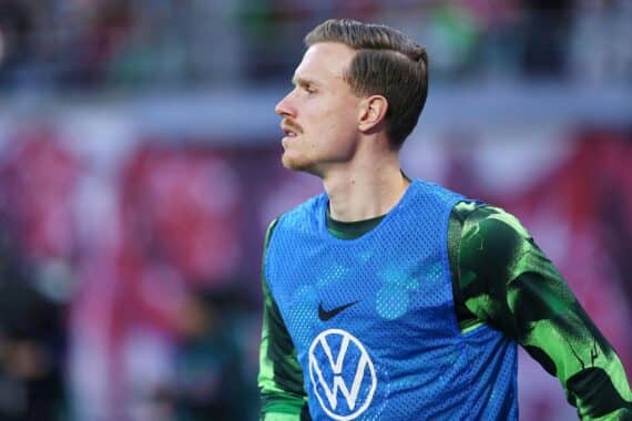 Fußballspiel VfL Wolfsburg gegen SV Darmstadt 98: 5:1-Sieg, Spieler Alexander Bernhardsson jubelt, Tore im Spiel.