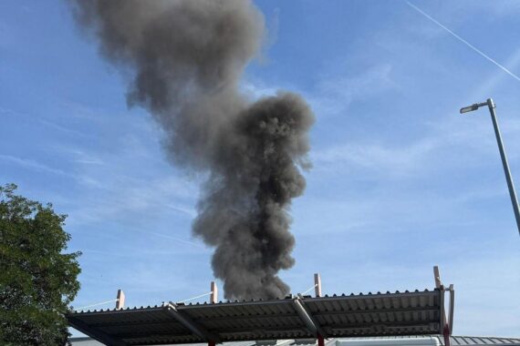 Feuerwehr im Einsatz bei Brand in Werkstatt, Rauchgasverletzte; Batterien brennen, Einsatzstelle in Lutherstadt Wittenberg.