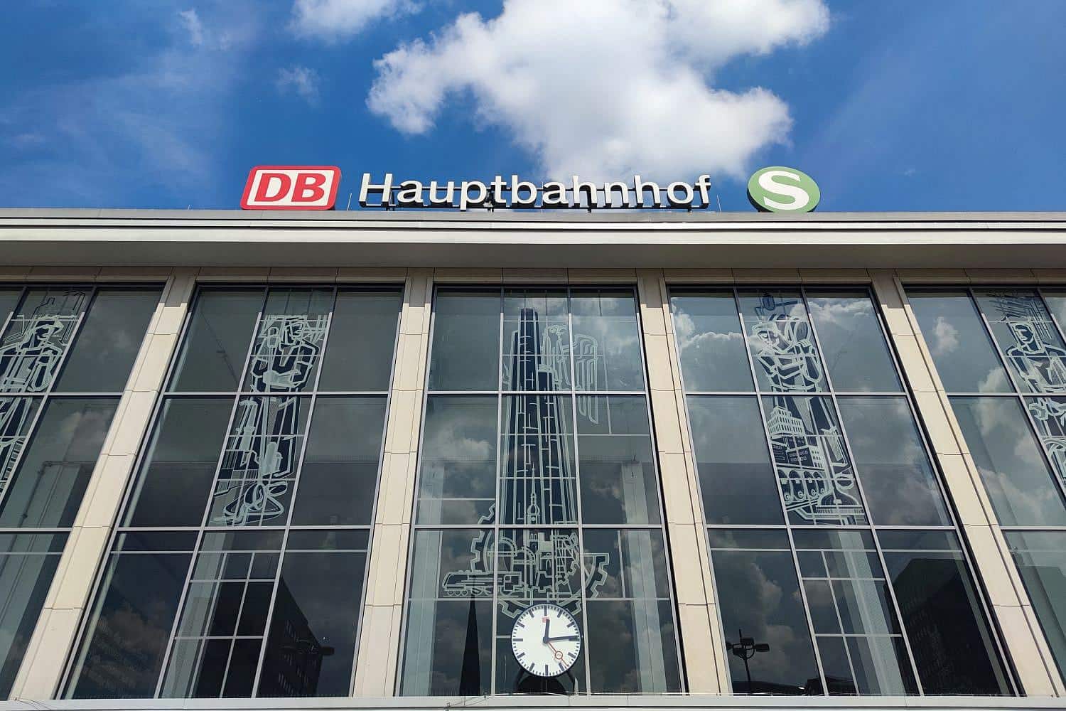 Dortmund Hauptbahnhof (Archiv): Bundespolizisten bedroht, Kontrolle am Bahnsteig, szenische Bahnhofsstimmung.