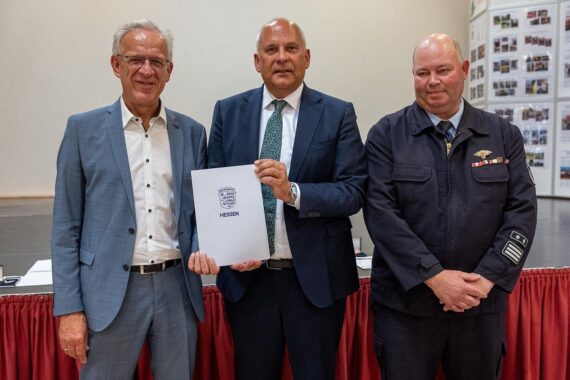 Innenminister Roman Poseck übergibt den Bescheid an die Freiwillige Feuerwehr Dipperz, HLF 10.